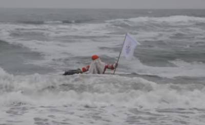 Дед Мороз - В Одессе Дед Мороз устроил заплыв в ледяной воде во время шторма: неожиданное видео - odessa.politeka.net - Одесса