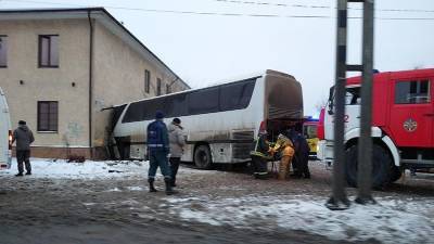 Автобус врезался в дом в подмосковном Ногинске - iz.ru - Москва - Московская обл. - Ногинск