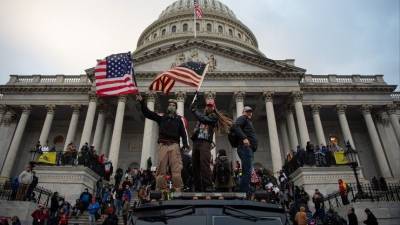Дональд Трамп - Джо Байден - Нацгвардейцы дежурят у Капитолия в США после беспорядков — видео - 5-tv.ru - США