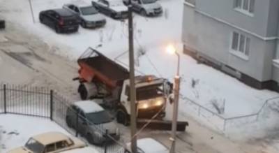 «Сами лопатами работайте»: в ярославских дворах забуксовала снегоуборочная машина - progorod76.ru - Ярославль