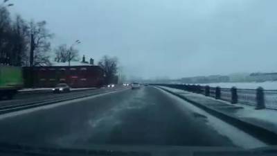 Авто закрутилось по Октябрьской набережной. Пируэт остановил отбойник - piter.tv - Санкт-Петербург