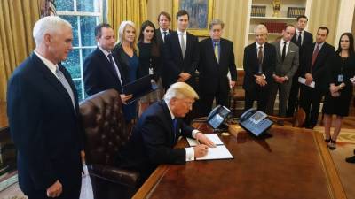 Дональд Трамп - Майк Пенс - Джо Байден - Администрация Трампа трещит по швам. Чиновники массово подают в отставку - polit.info - США - Вашингтон