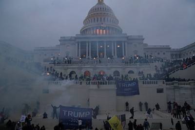 Дональд Трамп - Штурмующего Капитолий «викинга» превратили в мем - lenta.ru - США - Эмираты - Рим