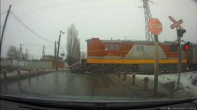 Поезд снес легковушку на переезде в Воронежской области: появилось видео - vestivrn.ru - Воронеж - Воронежская обл.