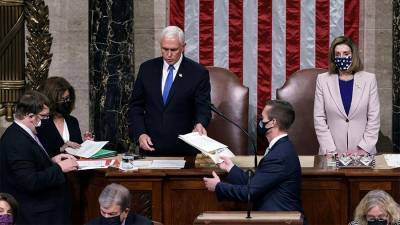 Дональд Трамп - Чак Шумер - Майк Пенс - Адам Кинзингер - Конгрессмены распространили предложение об импичменте Трампу - iz.ru - США