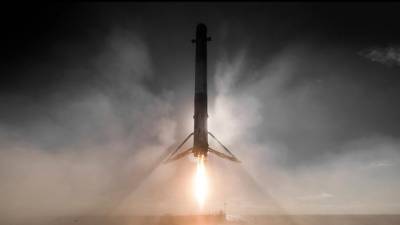 Первая ступень Falcon 9 успешно села на платформу в Атлантике - iz.ru - США - Израиль - Турция - шт.Флорида
