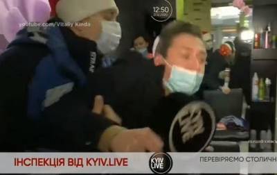 Журналиста вытолкали из салона красоты в прямом эфире - korrespondent.net - Киев - Нападение