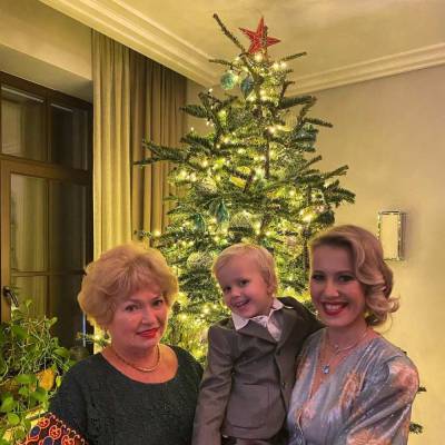 Ксения Собчак - Максим Виторган - Поклонников Ксении Собчак растрогал архивный ролик "неравного обмена" матери с сыном - actualnews.org