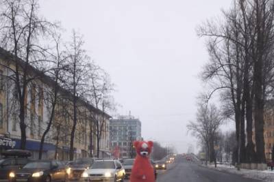 Парень в костюме розового мишки поздравляет псковичей с праздниками - mk-pskov.ru - Псков