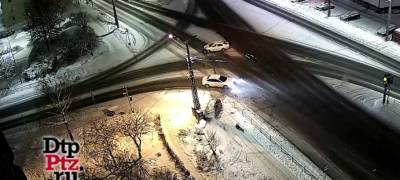 Автомобиль после ДТП пробил ограждение и "вылетел" на тротуар в Петрозаводске (ВИДЕО) - stolicaonego.ru - Петрозаводск - республика Карелия