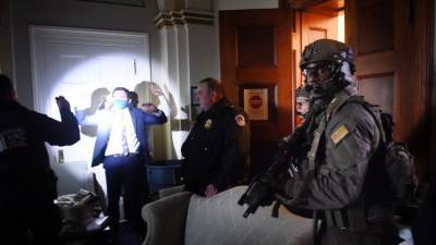 Дональд Трамп - Умер полицейский, пострадавший во время беспорядков в Капитолии - svoboda.org - США - Вашингтон