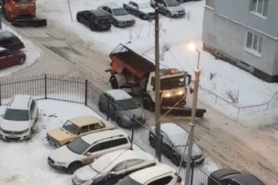 В Ярославле снегоуборочный грузовик застрял в нечищеном дворе - yar.mk.ru - Ярославль - район Дзержинский