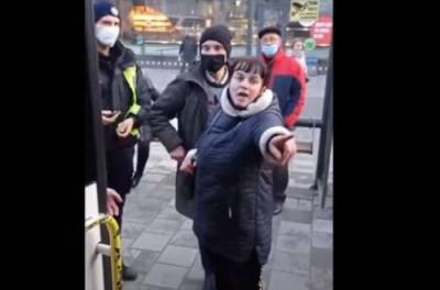 Выбила окно, сломала дворники: женщина устроила дебош во львовской маршрутке. ВИДЕО - from-ua.com - Украина - Львов