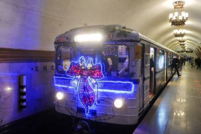 В московском метро продлили время работы новогоднего поезда - m24.ru