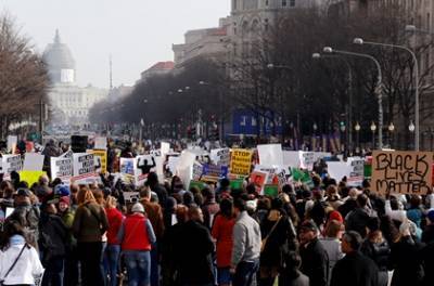 Джо Байден - В Вашингтоне протестуют десятки тысяч сторонников Трампа - newzfeed.ru - Вашингтон