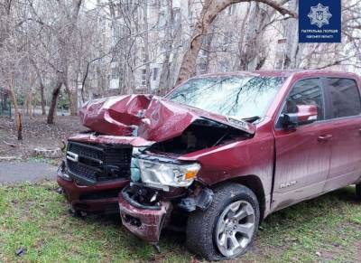 В Одессе водитель легковушки въехал в остановку и сбежал - odessa-life.od.ua - Одесса