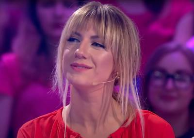 Алеся Никитюк - Вместо платья полосочки: звезда "Орла и решка" Леся Никитюк соблазнила идеальными ножками в ванной — уже нашелся жених - ukrainianwall.com