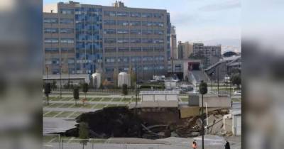 Взрыв в Неаполе: в образовавшуюся гигантскую воронку рухнули автомобили - fakty.ua - Неаполь