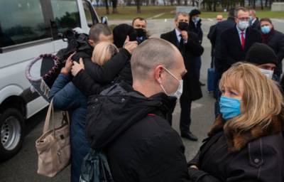 Пятеро украинцев смогли обнять матерей спустя пят лет плена: кадры трогательной встречи - sport.politeka.net - Ливия