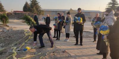 Годовщина катастрофы самолета МАУ. В Тегеране сотрудники украинского посольства вместе с семьями почтили память погибших - nv.ua - Иран - місто Тегеран
