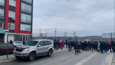 Звонили в МЧС и полицию: у людей терпение лопнуло — под Киевом перекрыта дорога - ukrainianwall.com - Киев - Киевская обл.