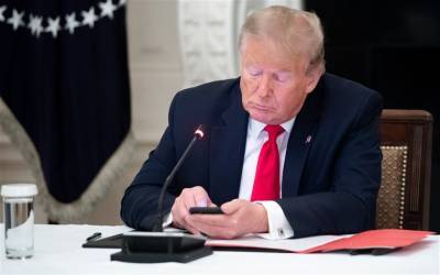 Дональд Трамп - Нэнси Пелоси - Джо Байден - Черная полоса Трампа: забрали любимую игрушку и грозят досрочно выгнать с работы - naviny.by - Twitter