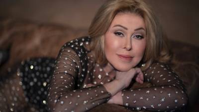 Любовь Успенская - Успенская восхитила фанатов тонкой талией в черном футуристичном костюме - politros.com
