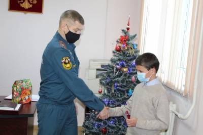 В Приморье наградили подростка, спасшего из огня двух братьев и отца – Учительская газета - ug.ru - Приморье край - район Спасский