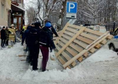 Вынимали из-под завалов: в Перми на женщин рухнул деревянный строительный переход - province.ru - Пермь