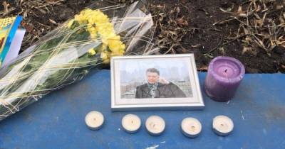 Дэвид Боуи - Мелинда Симмонс - В память о Дэвиде Боуи украинцы принесли цветы к британскому посольству - focus.ua - Киев - Англия - Посольство