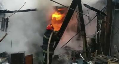 В Лисичанске сгорел жилой дом: людей удалось спасти (видео) - vchaspik.ua - Лисичанск - Гсчс