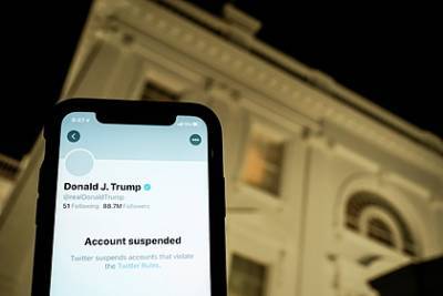 Дональд Трамп - Twitter заблокировал аккаунт выдававшего себя за Трампа депутата - lenta.ru - США