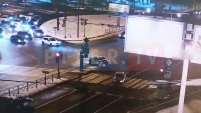 Авария на перекрестке Народной и Большевиков попала на видео - piter.tv - Санкт-Петербург