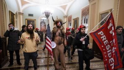 Участнику штурма Конгресса США в меховой шапке с рогами предъявлены обвинения - polit.info - США - Колумбия - шт. Аризона - Rome