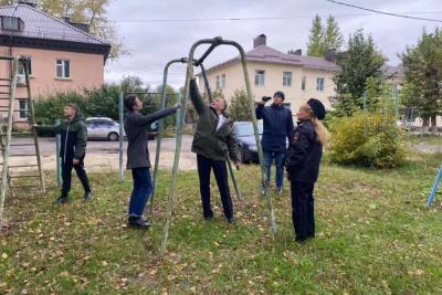 В Курске полицейские осмотрели потенциально опасные для детей игровые площадки - chr.mk.ru - Россия - Курск