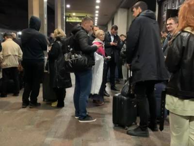 Давид Арахамия - Выездное заседание фракции "Слуга народа". Нардепы отправились в Трускавец на поезде, из-за них журналистов пересаживали в другой вагон - gordonua.com - Украина