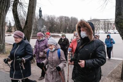 Старушки в Великом Новгороде прогуляются с гериатром в День пожилого человека - mk.ru - Великий Новгород