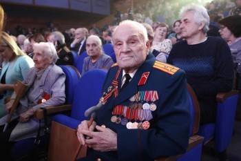 Олег Кувшинников - Олег Кувшинников поздравил вологжан с Днем пожилого человека - vologda-poisk.ru