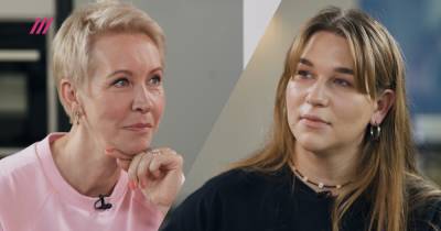 Татьяна Лазарева - Михаил Шац - «У нас общий психотерапевт»: интервью с Татьяной Лазаревой и ее дочерью Соней — про отношения в семье, подкаст «Папа, закрой дверь» и готовность к хейту - tvrain.ru
