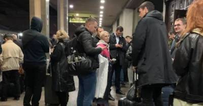 Пассажиров поезда в Трускавец пересадили в другой вагон из-за "Слуг народа" - delo.ua - Украина - Киев