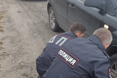 Полицейские на трассе в Карелии помогли автоледи поменять колесо - karel.mk.ru - республика Карелия