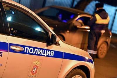 Россиянка напала на полицейского и ударила его ножом в шею - lenta.ru - Россия - Саратов