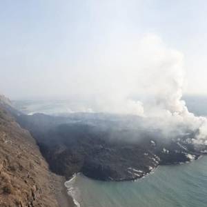 Лава из вулкана на Канарах образовала новый полуостров. Фото - reporter-ua.com
