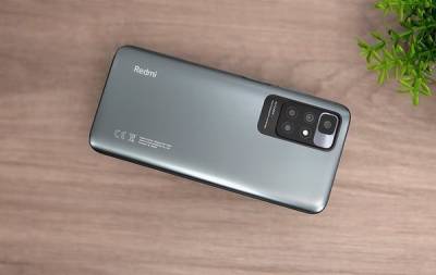 Xiaomi привезла в Россию самый дешевый смартфон. Приехав, он резко подорожал. Видео - cnews.ru - Россия