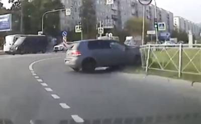 Питер Онлайн - Видео: неудавшийся дрифтер снес дорожное ограждение в Петербурге - ivbg.ru - Украина - Санкт-Петербург - Петербург