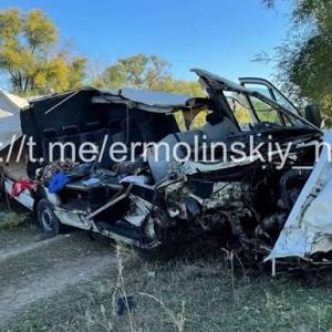 В ДТП на Днепропетровщине микроавтобус разорвало на части. Фото - reporter-ua.com - Кривой Рог - Днепропетровская обл.