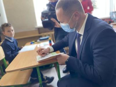 Сергей Шкарлет - Как минимум одну дозу вакцины от коронавируса получили почти 78% украинских учителей – Шкарлет - gordonua.com - Украина - Киев - Луганская обл.