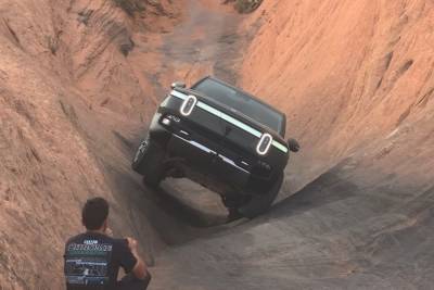 Видео дня: Серийный электропикап Rivian R1T преодолел легендарные «Врата Ада», которые покоряются далеко не всем модифицированным внедорожникам - itc.ua - США - Украина - Юта