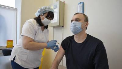 Николай Крючков - Врач рассказал, когда можно безопасно привиться иностранной вакциной после российской - vm.ru - Москва - Россия
