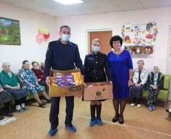 Следователи из Кингисеппа поздравили пожилых людей с их праздником - ivbg.ru - Украина - Ленобласть